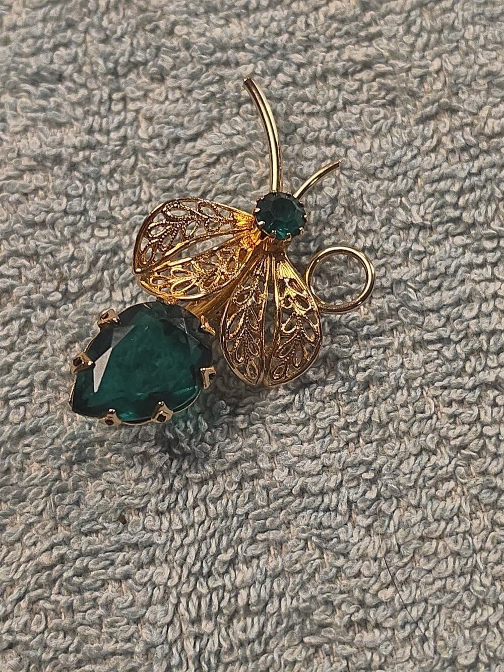 Vintage Gold Tone Filigree Butterfly Brooch Pin Emerald Green Glass Rhinestone